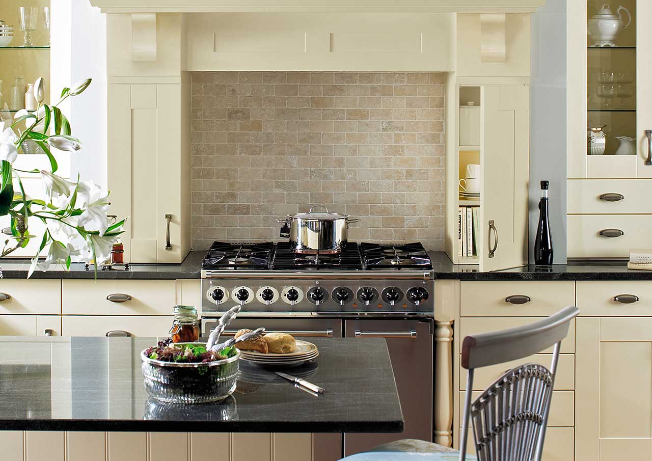 Avon Kitchens and Bathrooms : Contemporary and Classic Kitchens. Ringwood, Newforest
